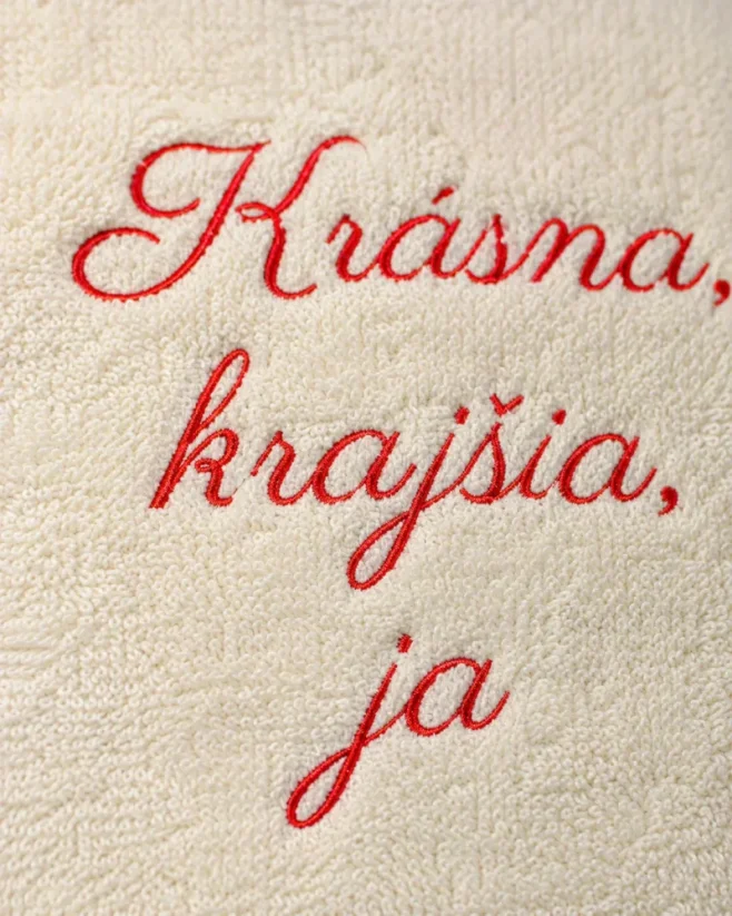 Vyšívaná osuška - Krásna, krajšia, ja